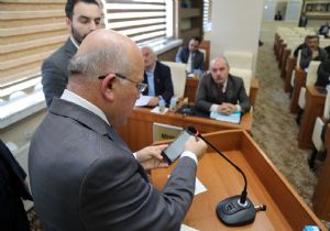 Sekmen'den Papa ve AP'ye tepki